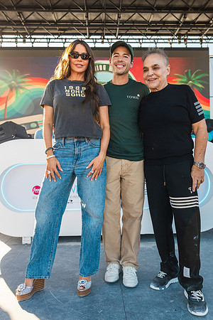 Sofia & Manolo Vergara, & Lee Brian Schrager6