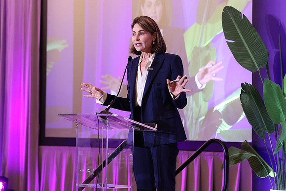 Jennifer Valoppi speaking102