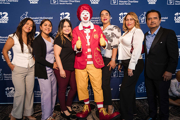 Magaly Arteaga, Yasmin Cardona, Julissa Cerda, Wendy Santana, Julie Cabrera & Johnny Valencia
