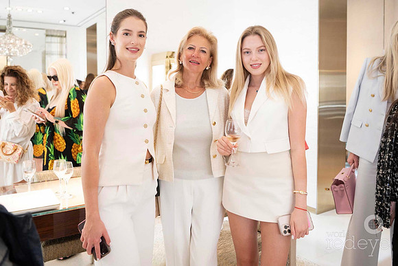Yana Datsyshyna, Julia Datsyshyna, & Anastasiia Svintsitska