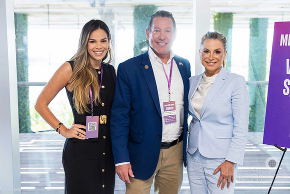 Daniela Marquez, Mayor Howard Weinberg, & Silvina Moschini